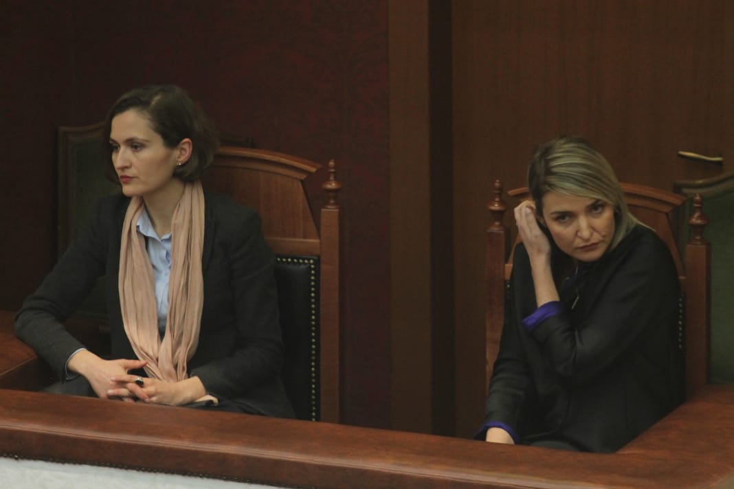 Miratohen në Kuvend ministrat e rinj, të shkarkuarit qëndrojnë bashkë (FOTO)