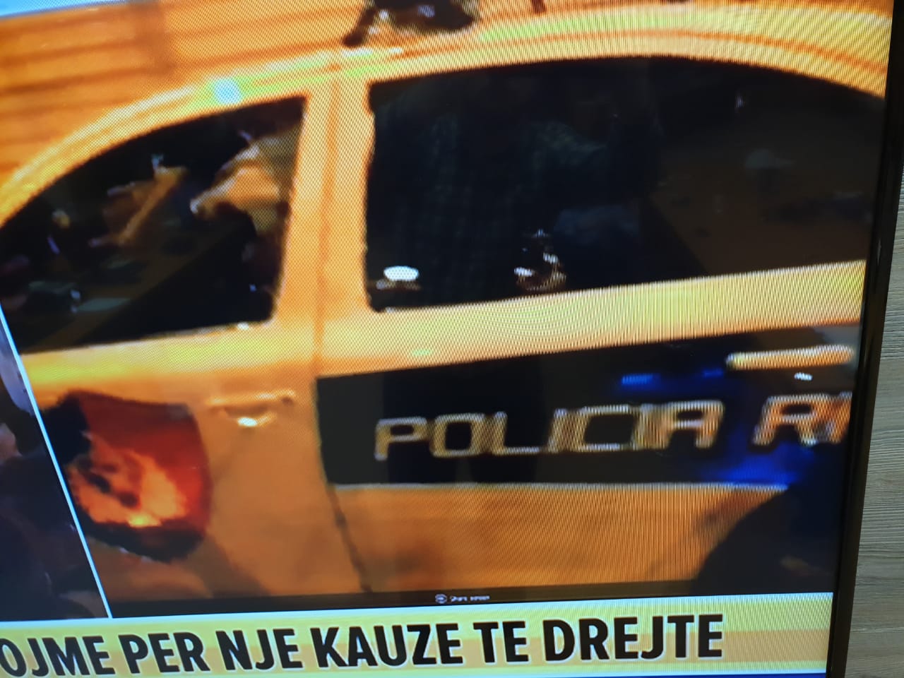 Militantët e PD-së dhe LSI-së sulmojnë makinën e shefit të policisë (FOTO)