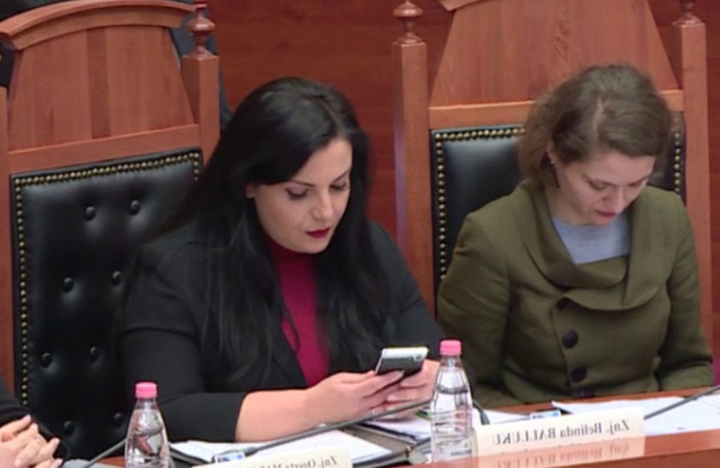 Ministrja e Transportit kapet ‘mat’, SMS të shthurura me deputetin: Si do e largojmë këtë p**** (FOTO)