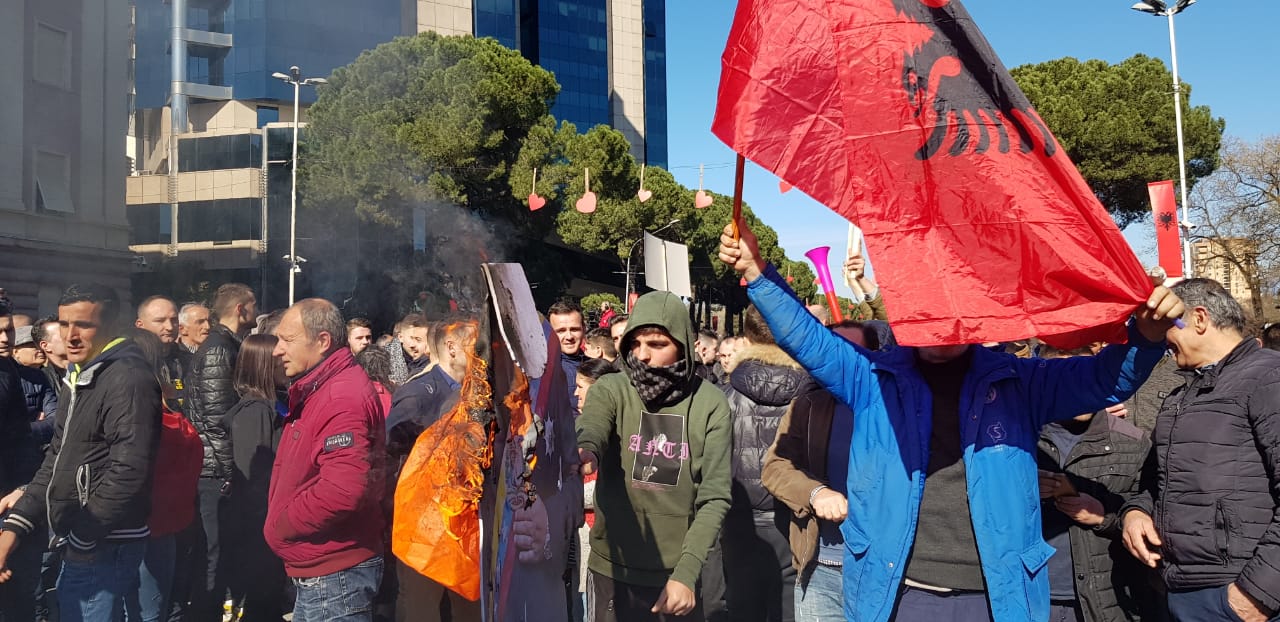 Ndqini LIVE protestën e opozitës në Tiranë (VIDEO)