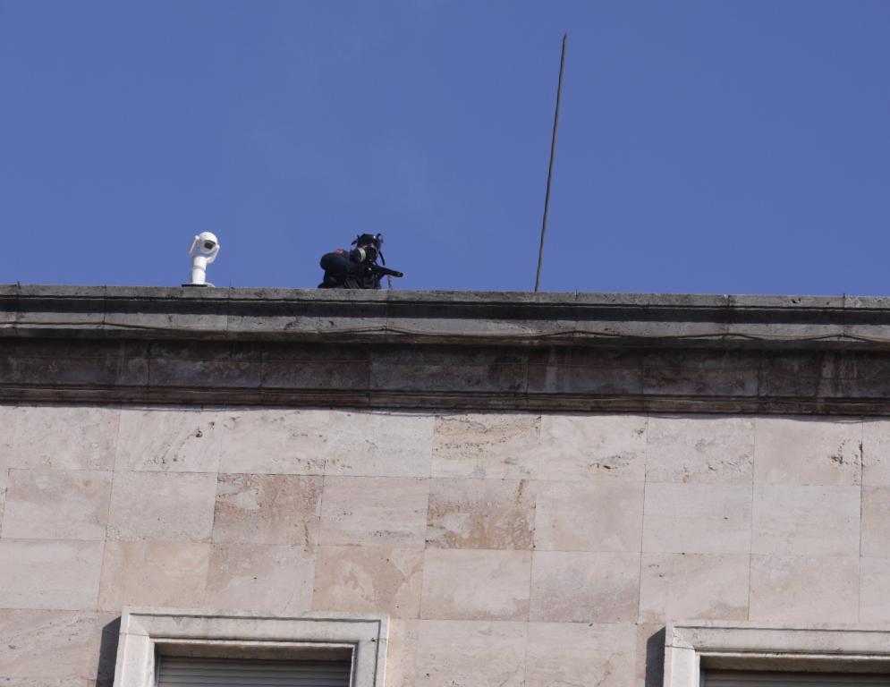 Momenti kur gardistët qëllojnë protestuesit nga tarraca e Kryeministrisë (FOTO)