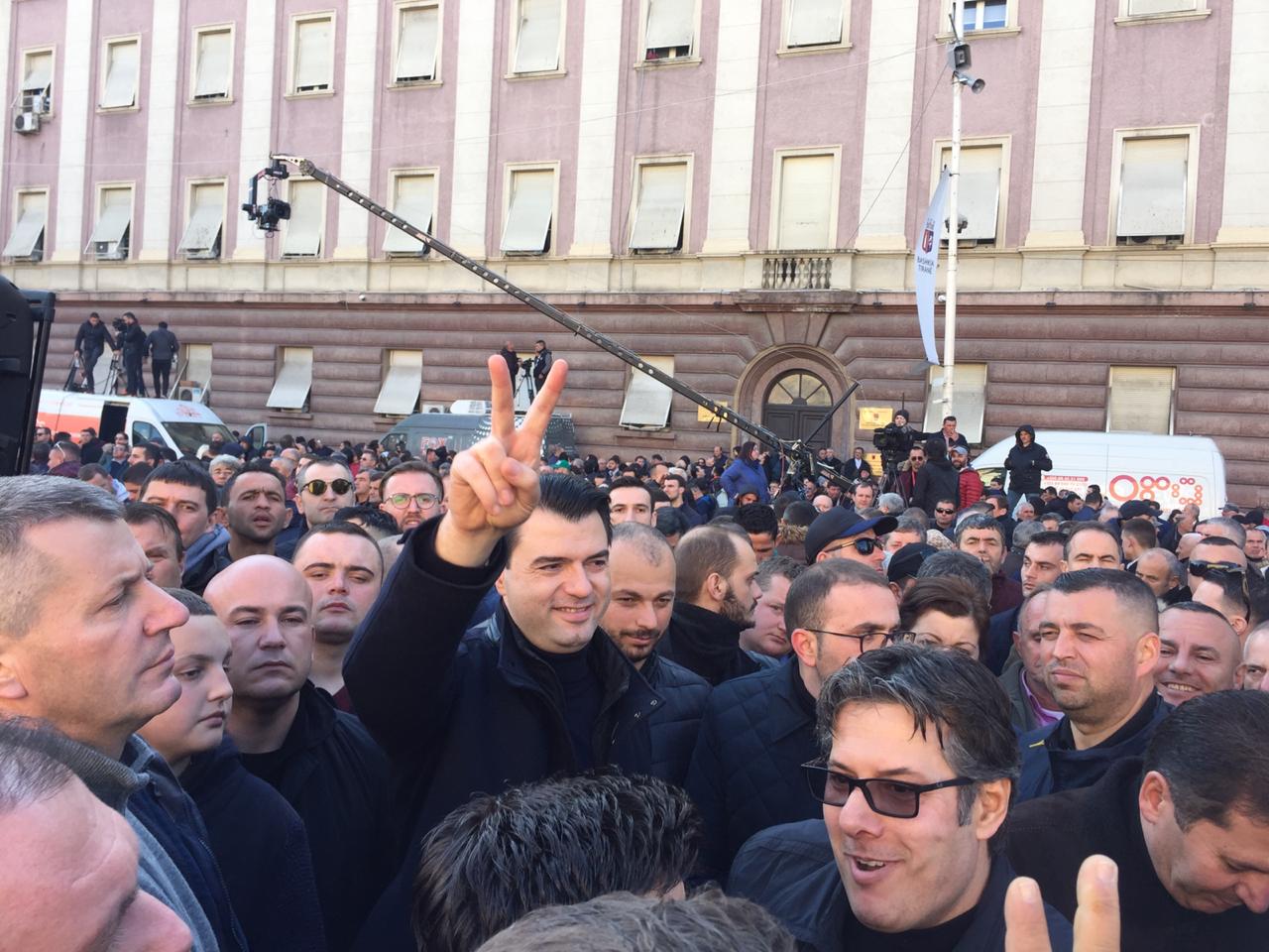 Tërhiqet Lulzim Basha, mbyllet protesta e opozitës: Takohemi të enjten!