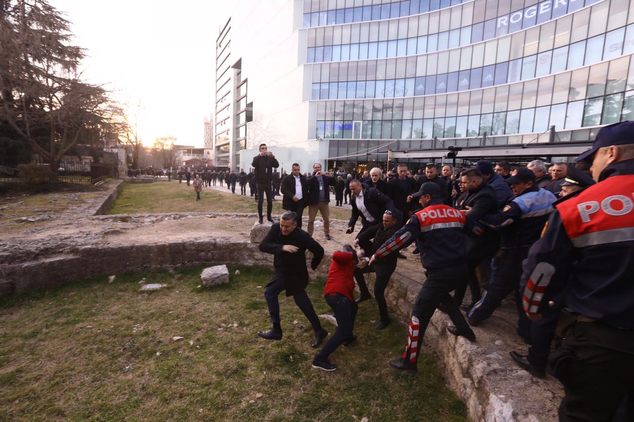 Protesta, shihni çfarë i bëjnë militantët e PD-së ministrit Blendi Klosi (FOTO)