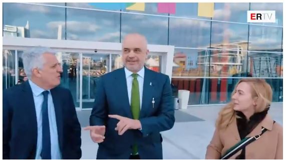 ‘Po normal, se ti je nga Gjirokastra..’, Rama batuta me Majkon dhe koordinatoren e Samitit të Diasporës (VIDEO)