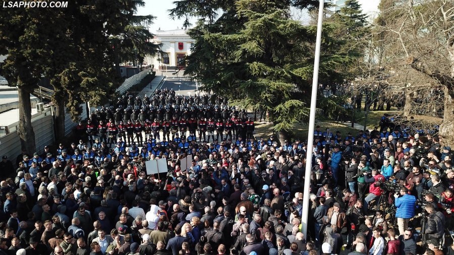 Më 28 shkurt tjetër protestë e madhe e opozitës para Parlamentit