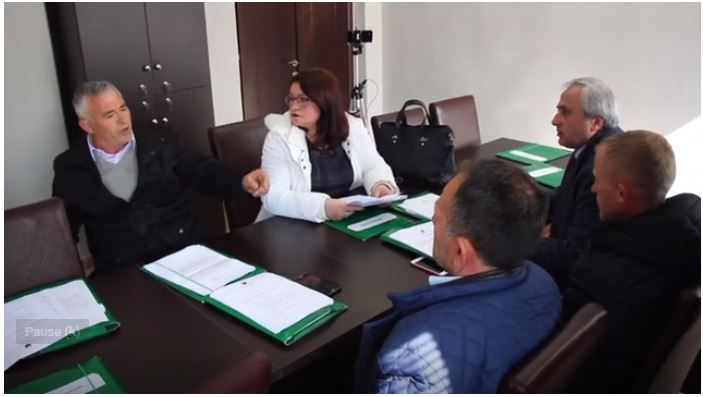 Tepelenë, plas ‘sherri’ për të dhënë tituj nderi. Tërmet Peçi përballë demokratëve (VIDEO)