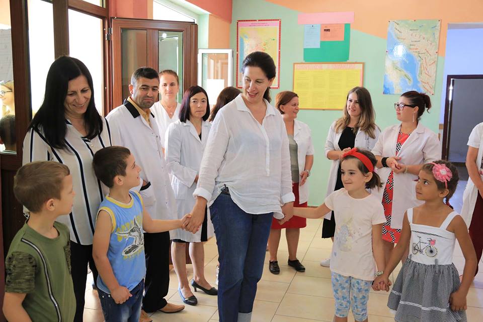 7 Marsi, Kumbaro uron me foton nga shkolla e Nepravishtës ku ishte mësues gjyshi i saj