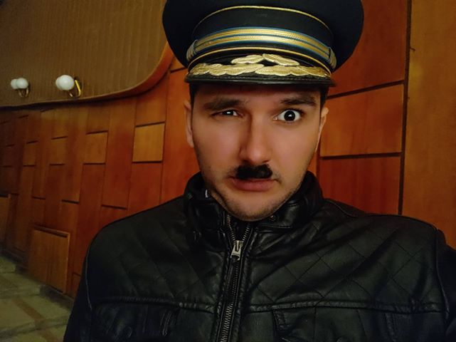 Komedia ‘Fqinjët’ në skenën e Gjirokastrës, aktori fton Ramën dhe Tsiprasin (FOTO)