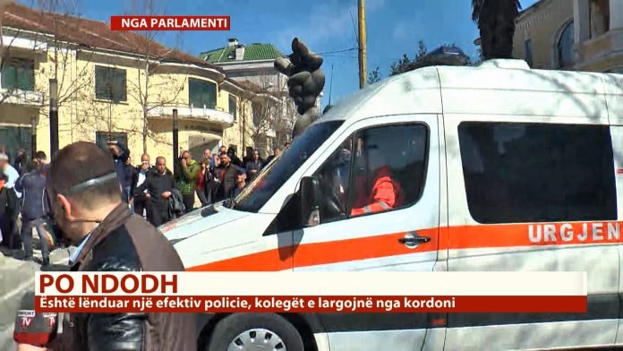 Protesta, militantët e LSI-së sulmojnë autoambulancën
