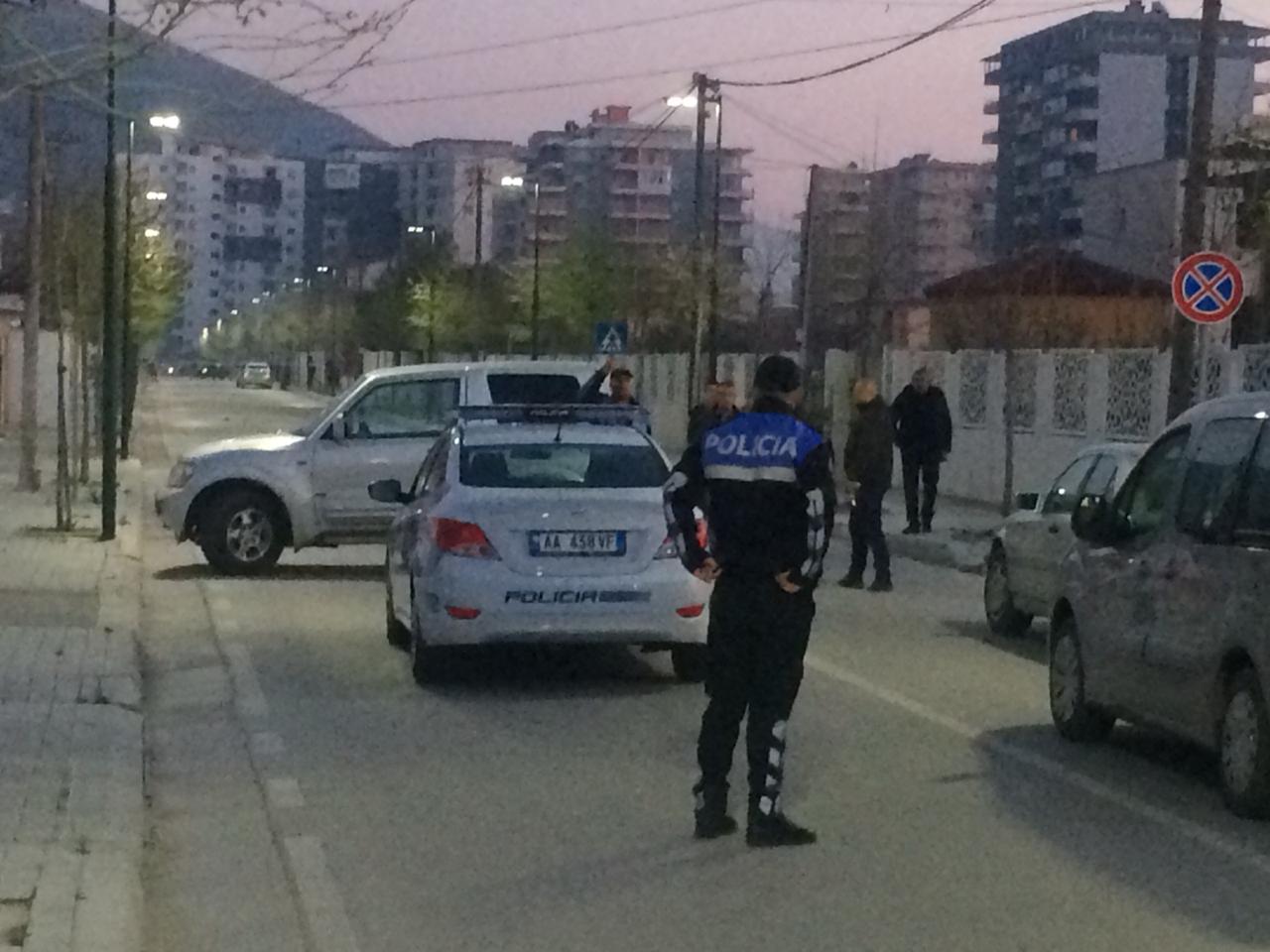 Pako me eksploziv në mes të rrugës, policia rrethon zonën (VIDEO)