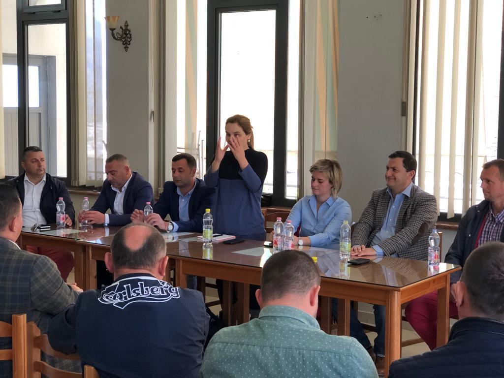 Zgjidhet kryetari i ri i LSI-së në Tepelenë, Monika Kryemadhi e ka seriozisht: Bëhuni gati për zgjedhje të parakohshme (FOTO)