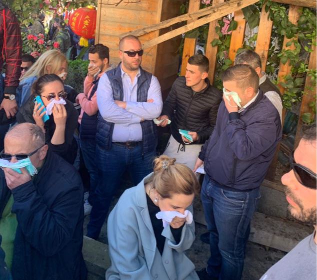 Protesta, Monika Kryemadhin e zë gazi, mbulon hundët me shami