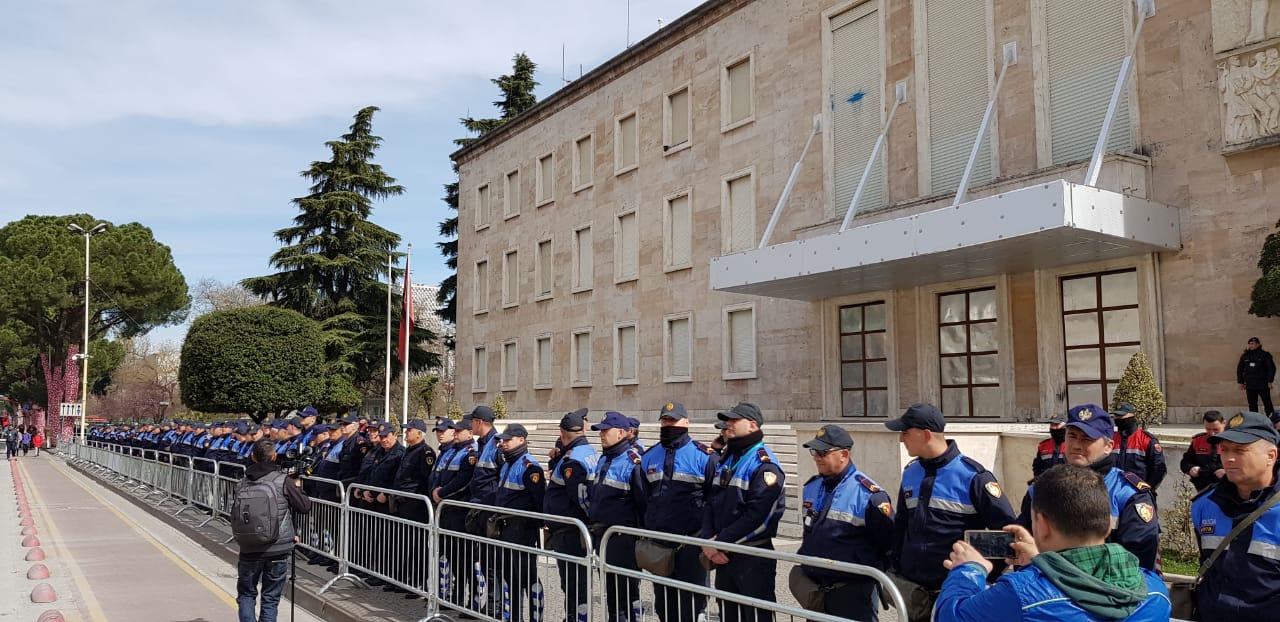 Protesta e opozitës, gardh hekuri në Kryeministri dhe mbi 1 mijë policë (FOTO)