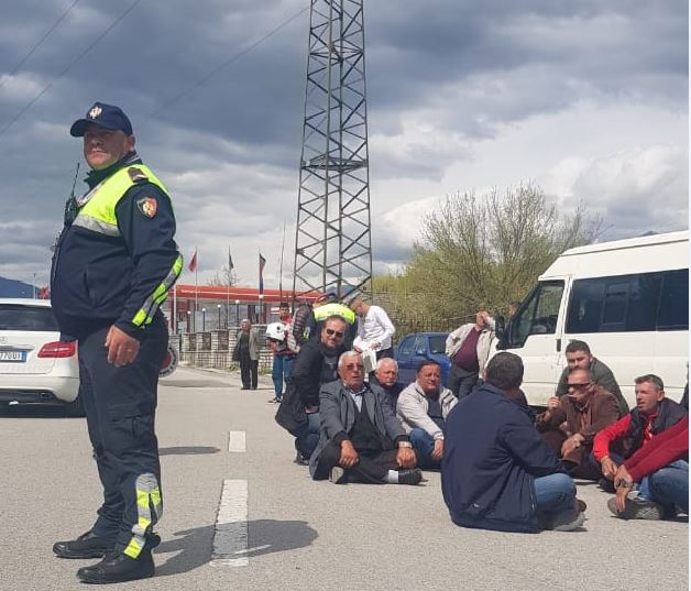 Protesta e shoferëve në Gjirokastë, situatë kaotike me udhëtarët