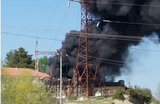 Zjarri shkrumbon nënstacionin e Krahësit në Tepelenë, 1500 abonentë pa energji elektrike (VIDEO)