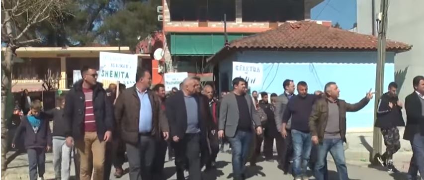 Banorët e Këlcyrës sërish në protestë, Tritan Shehu u jep zemër: Rezistoni, mos u dorëzoni (VIDEO)