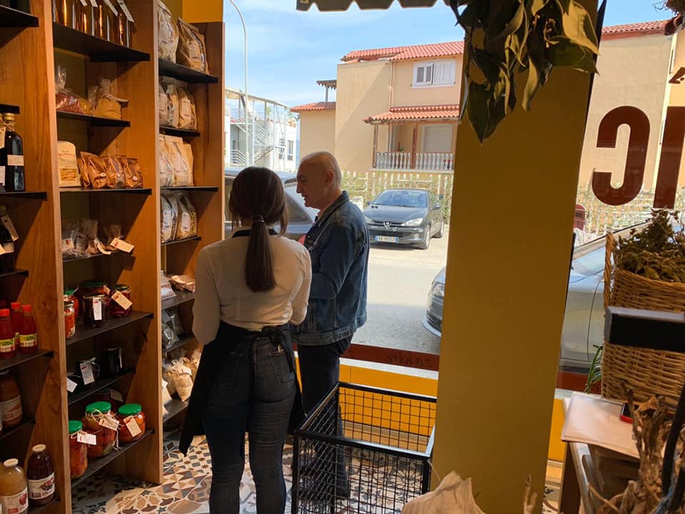 Meta imiton kancelaren Merkel, publikon pozat duke bërë pazar në dyqan me rroba shtëpie (FOTO)