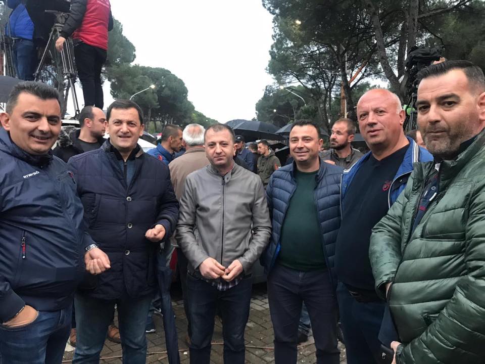 Vangjel Tavo në protestë me punonjësit e Bashkisë Gjirokastër: Po vjen dita e shpresës së madhe