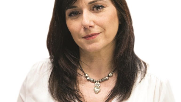 Njihuni me Edën, shqiptarja që kandidon në Greqi me PASOK-un për një vend në Parlamentin Europian