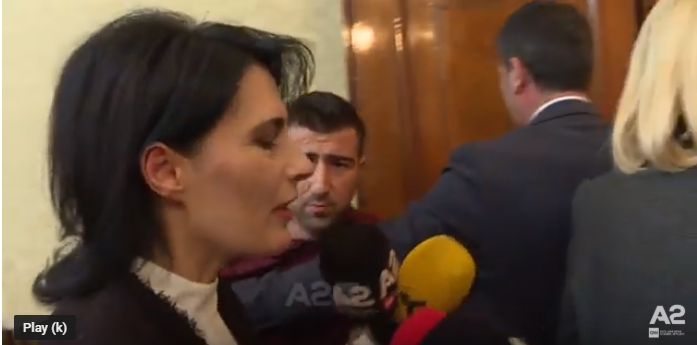 E turpshme/ Shihni çfarë i bën gazetarit truproja i Arta Markut (VIDEO)