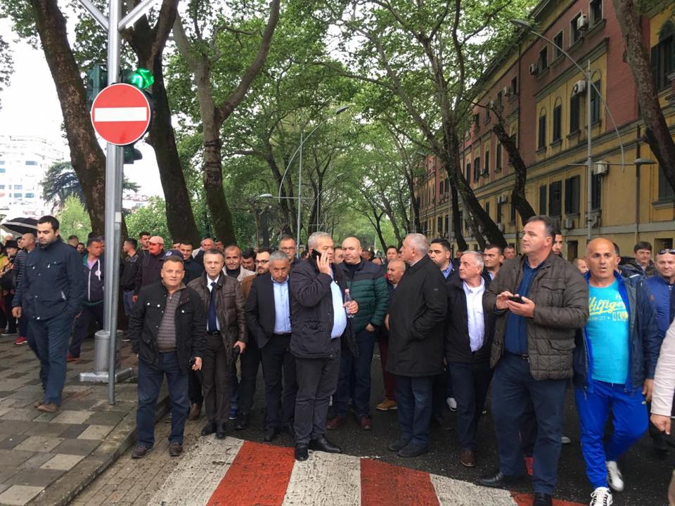 Ish-ministri i dënuar për korrupsion si ‘yll ndriçues’ i protestuesve të PD Gjirokastër (FOTO)