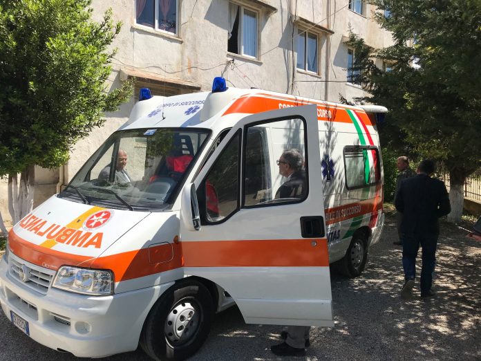 Këlcyrë, italianët dhurojnë një autoambulancë për qendrën shëndetësore