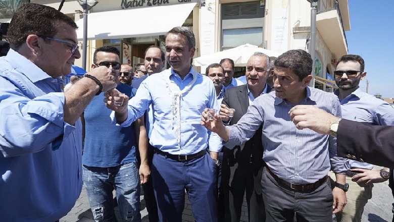 ‘Këtu kam shtëpinë e dytë’, emigranti shqiptar në Greqi bisedon me kreun e opozitës, Mitsotakis