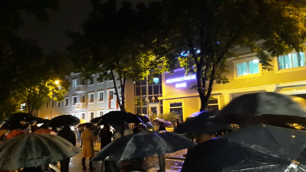 Protesta në Tiranë, molotov tek drejtoria e policisë, një i plagosur