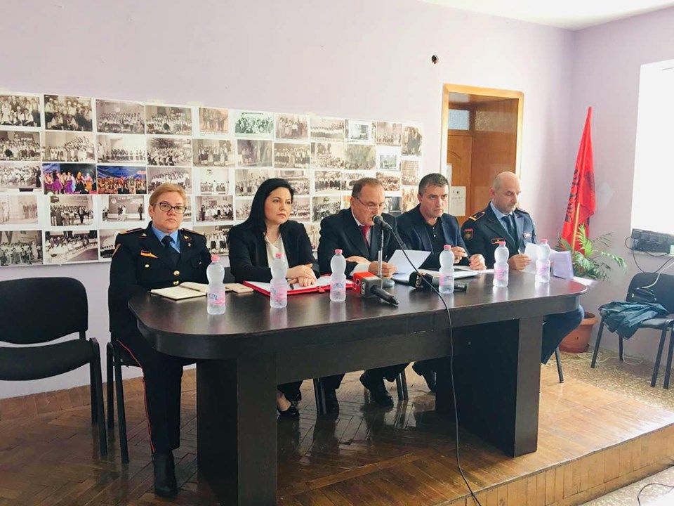 Zv.ministrja e Brendshme takim në Tepelenë: Keni afat deri në 15 qershor për t’i thënë fund kanabisit (VIDEO)