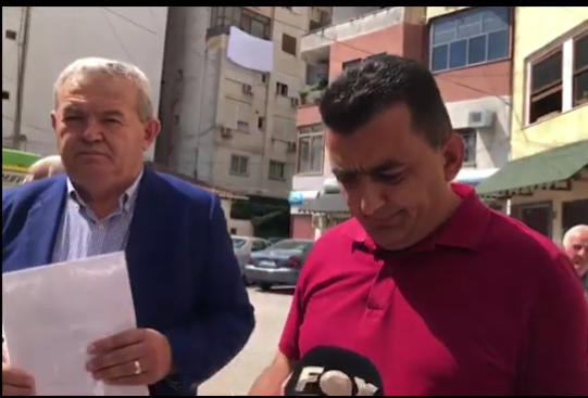 Zgjedhjet në Gjirokastër, Dasho Aliko dhe Krenar Kulla zgjedhin të bëhen qesharakë. Kërkojnë të regjistrojnë anëtarët e tyre në KZAZ edhe pse KQZ-ja e ka ndaluar (VIDEO)