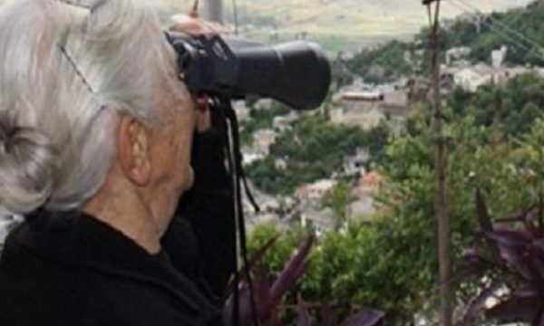 Gratë në Gjirokastër mbajnë dylbi, tradita e habitshme që vjen nga diktatura