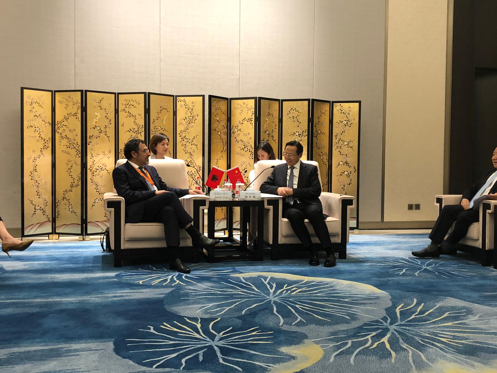 Ministri Çuçi vizitë në Kinë, takon homologun kinez. Bisedime për të nisur eksportin drejt Kinës të prodhimeve me origjinë shtazore (FOTO)