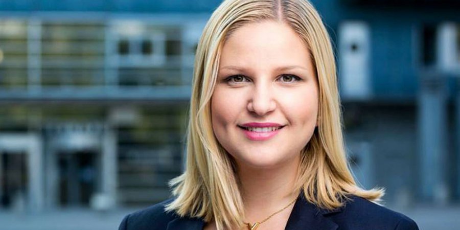 Vajza me origjinë nga Gjirokastra zgjidhet deputete në Parlamentin Europian. Njihuni me Arba Kokalarin, mbesën e Musine Kokalarit