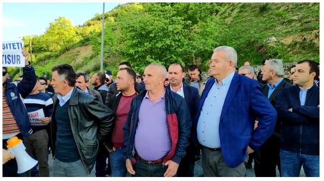 Bllokuan rrugën, policia shoqëron 5 militantë të PD-së në Tepelenë. Mes tyre edhe kryetarin Ladi Bana