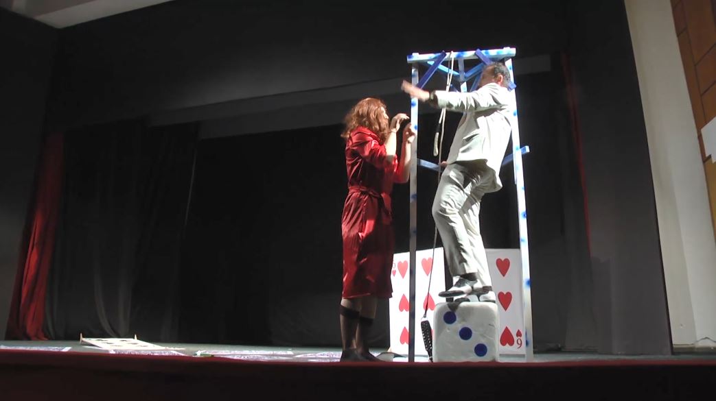 ‘Farsa e Kurorës’ shkrin gazit publikun në Gjirokastër (VIDEO)