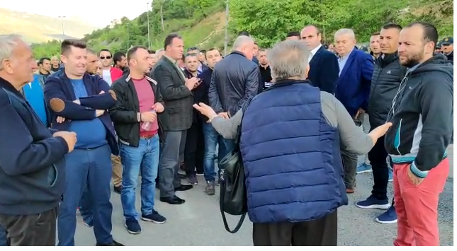 ‘Turp, turp… nuk merret vota me dhunë’, gruaja e bllokuar në rrugë i hakërrehet militantëve të PD-së në Gjirokastër (VIDEO)