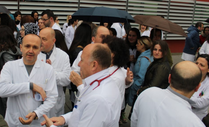 Pacienti ndërron jetë, familjarët rrahin mjekun