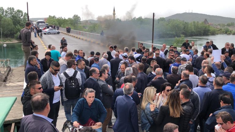 Militantët e PD-LSI bllokojnë sot për dy orë kryqëzimin e rrugës Tepelenë-Përmet-Gjirokastër