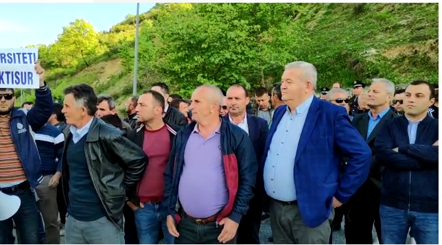 Militantët e PD-së bllokojnë rrugën Tepelenë-Gjirokastër-Përmet (VIDEO)