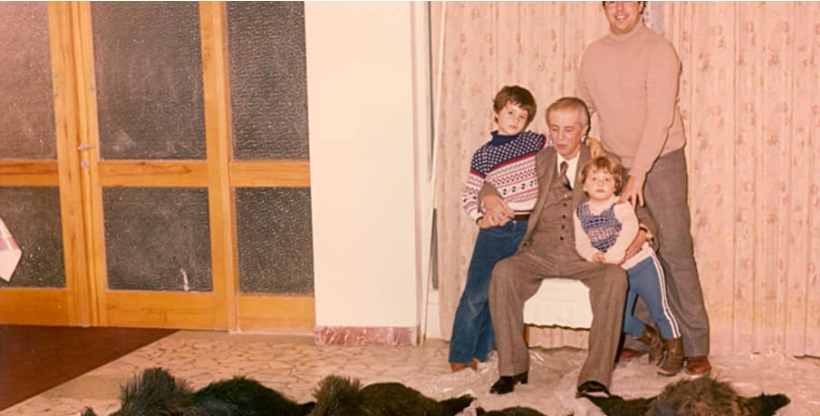 Foto e rrallë, Enver Hoxha me djalin e nipat para derrave të vrarë