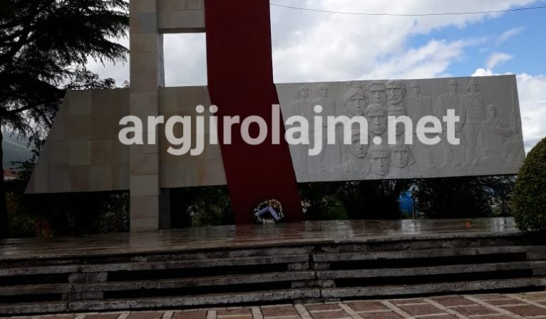Hipokrizia e zyrtarëve në Gjirokastër me 5 Majin, zhduken kurorat me lule plastike nga Varrezat e Dëshmorëve (FOTO)