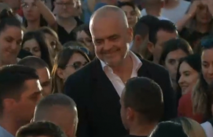 Festë ‘rock’ tek Kryeministria, Rama pi birra me studentët (FOTO)