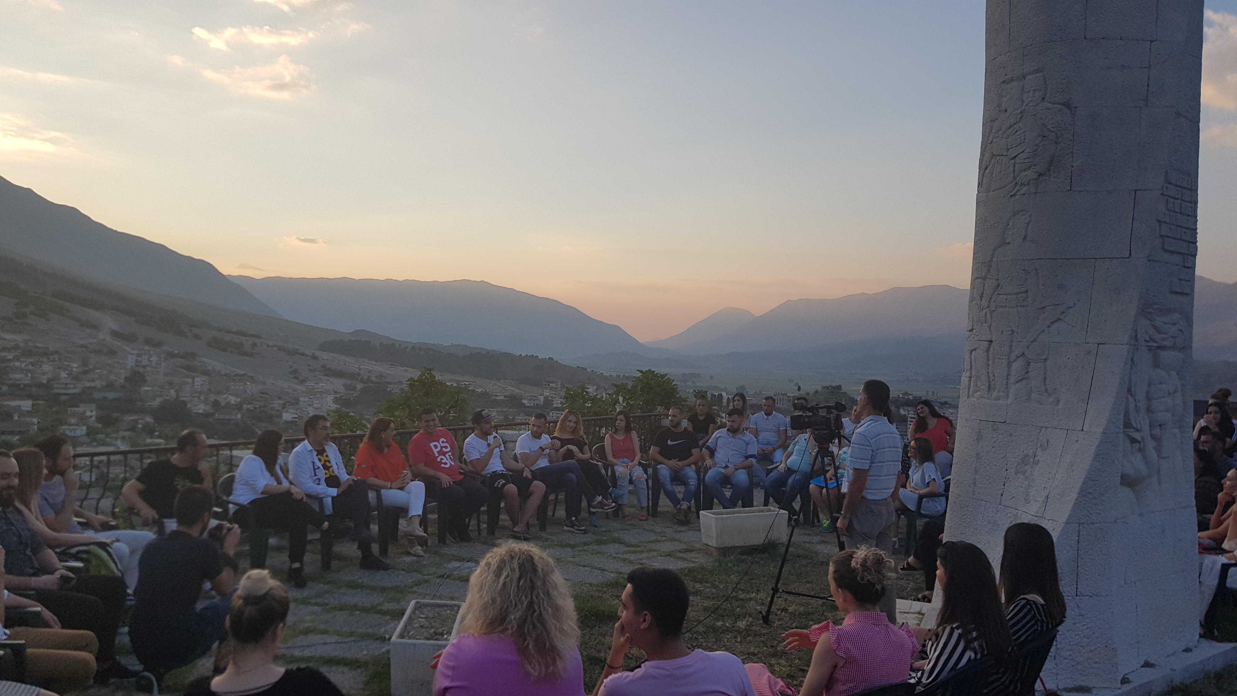 Fushata në Gjirokastër, Çuçi dhe Golemi mbledhin të rinjtë tek Obelisku. Prezantohen dy nisma nga kandidati i PS-së