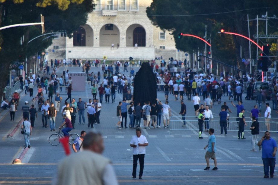 Protesta e opozitës, PD në shesh me një statujë të mistershme