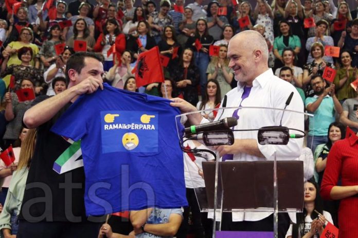 Edi Rama: Berisha plak i marrë që do t’i vendosë flakën Shqipërisë me një tufë frikacakësh, s’na mund dot me atë pinokun që ka vendosur në krye të partisë