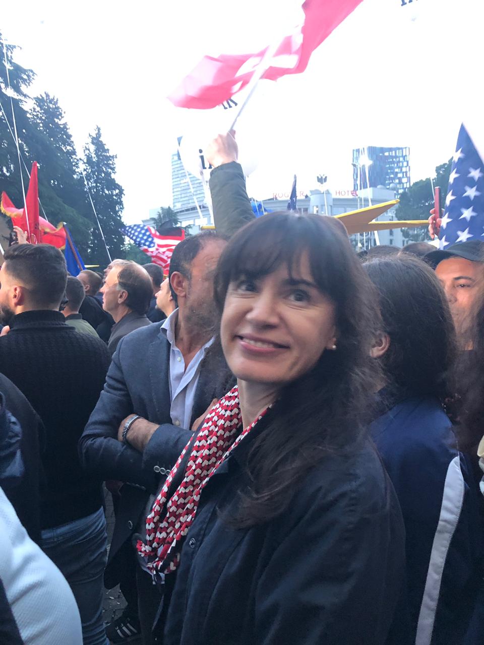 Bashkëshortja e Lulzim Bashës në protestë, ndjek fjalimin e kryetarit të PD-së (FOTO)