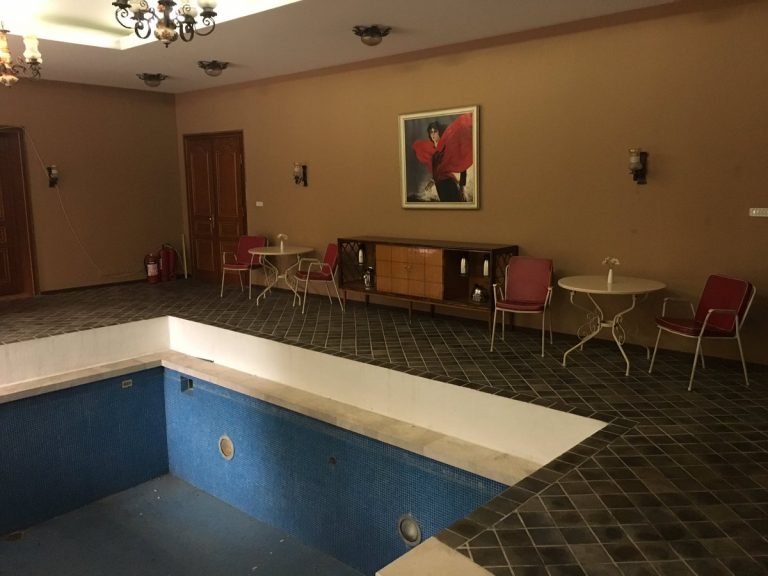 Gazetari britanik viziton vilën e Enver Hoxhës (FOTO)