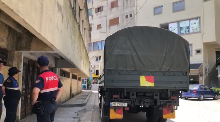 Makinat e ushtrisë sjellin fletët e votimit në KZAZ-në e Gjirokastrës (VIDEO)