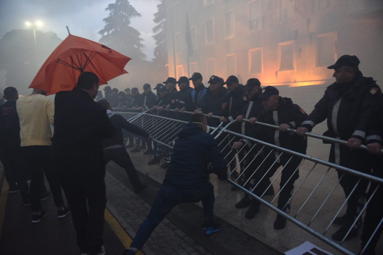 Protesta, militantët e PD-së nisin të sulmojnë Kryeministrinë (FOTO)