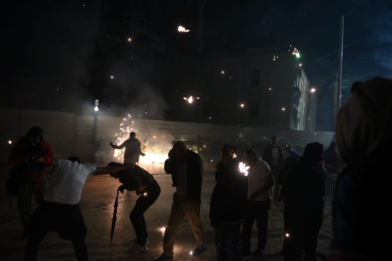 Tym dhe flakë tek Parlamenti, shihni çfarë bëjnë militantët e PD-së (FOTO)